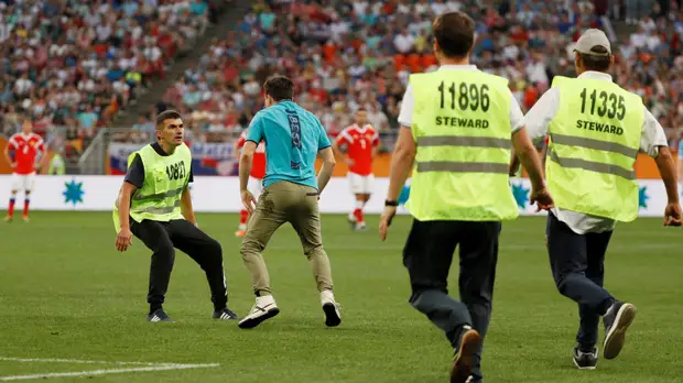 Суд вынес приговор по делу фаната, выбежавшего на поле во время футбольного матча Россия — Сан-Марино