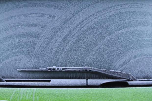 Как не отрывать дворники от стекла утром: вечерние лайфхаки против примерзания