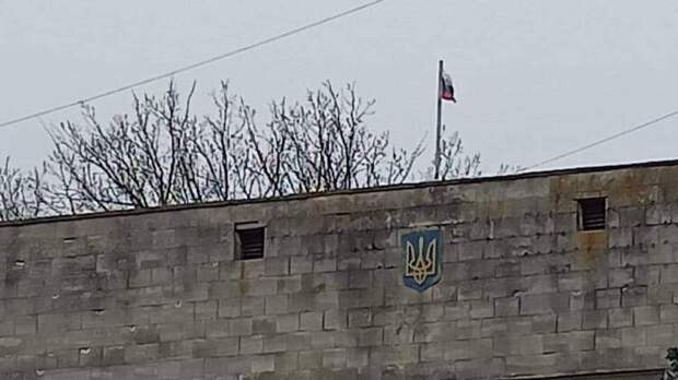 Раздача гуманитарной помощи с песнями о товарище Сталине: в запорожском Приморске поднят российский флаг