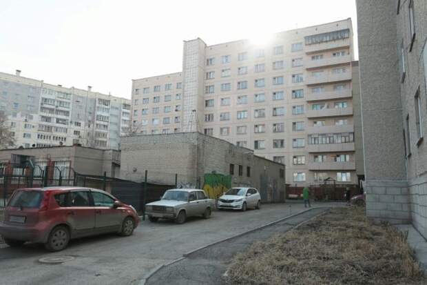 Жительнице Челябинска, построившей за своей счет детскую площадку, грозят штрафом в 100 000 рублей (4 фото)