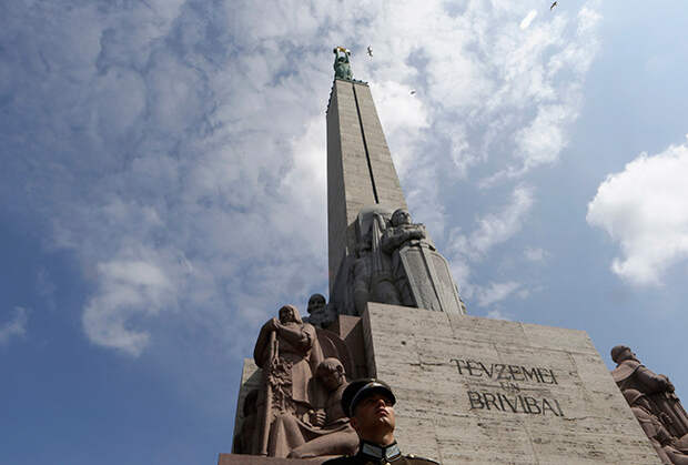 Монумент Свободы в Риге особенно облюбовали иностранные гости