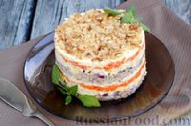 Фото к рецепту: Слоёный салат из рыбных консервов с плавленым сыром, морковью и яйцами