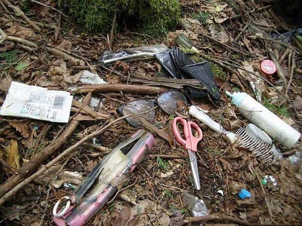 Вещи людей в лесу самоубийц Аокигахара