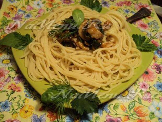 Спагетти с шампиньонами и зеленью
