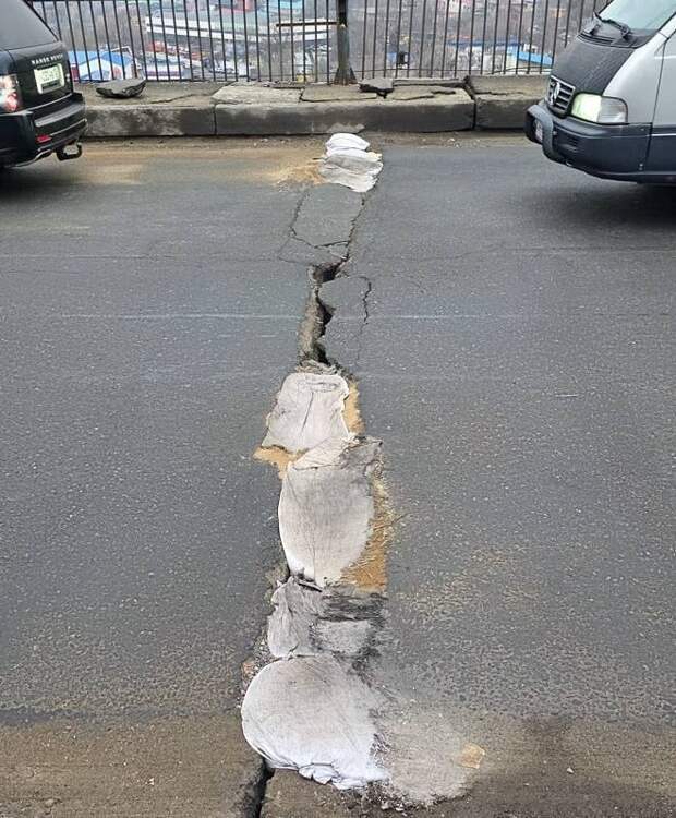 Психанули. Суровые автомобилисты Приморья заделали трещину на мосту мотком изоленты и пачками «Доширака».