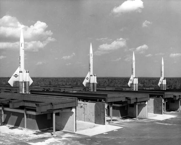 Американский зенитный ракетный комплекс сверхбольшой дальности CIM-10 «Бомарк» Американский зенитный ракетный комплекс сверхбольшой дальности CIM-10 «Бомарк»