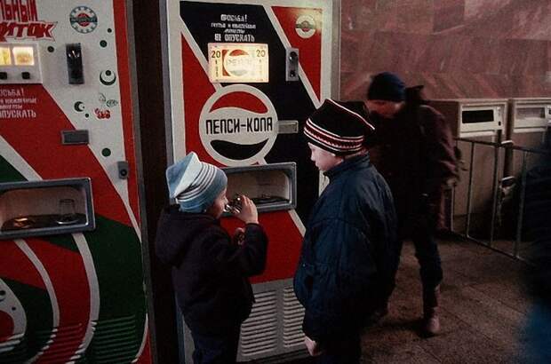 Автомат с Пепси-колой - пожалуй, любимый у детей. /Фото: 
