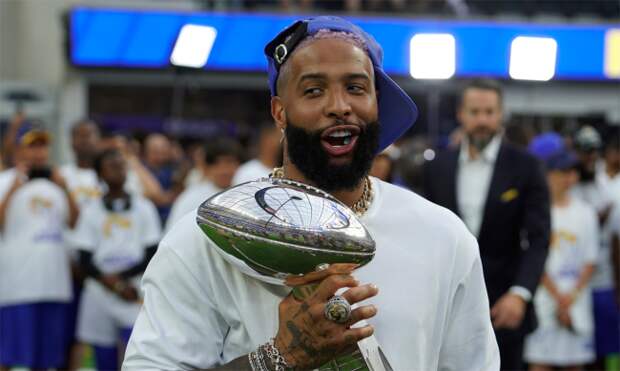 odell beckham holds rams super bowl trophy