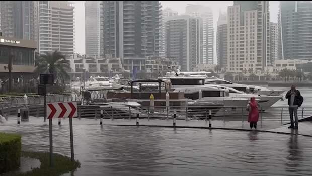 В Дубае проливные дожди затопили улицы, на время закрывался международный аэропорт