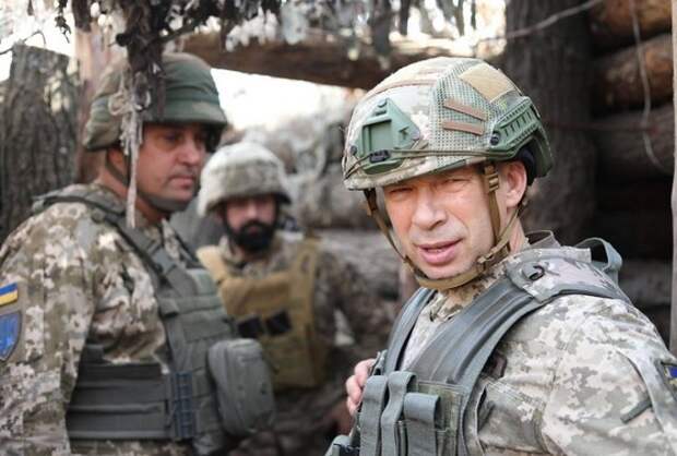 Офицеры НАТО и главнокомандующий украинскими войсками Александр Сырский готовят ударные группировки ВСУ, сообщил военный эксперт подполковник ЛНР в отставке Андрей Марочко.
