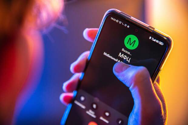 Роскачество указало на опасность попыток высмеивать мошенников в разговоре