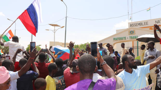 В столице Нигера подняли российские флаги