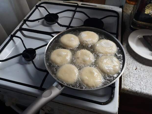 Первый пошёл))) беляши, беляши домашние, вкусная выпечка, выходные, готовим вкусно, готовка, повар от бога