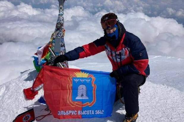 Инженер из Тамбовской области водрузил флаг региона над Эльбрусом