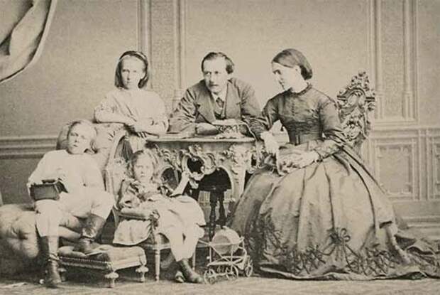 Граф Шувалов с женой Ольгой и детьми (1866)