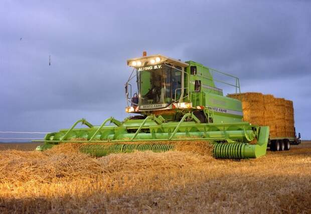 Смелый эксперимент Deutz-Fahr из 90-х: самоходный пресс-подборщик PowerPress 120 H…
