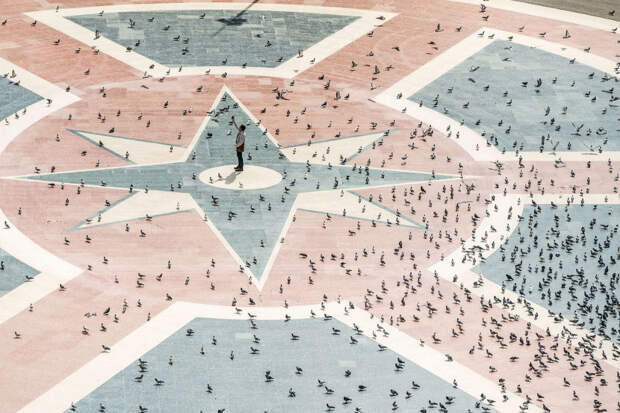 На пустой площади Каталонии в Барселоне, Испания