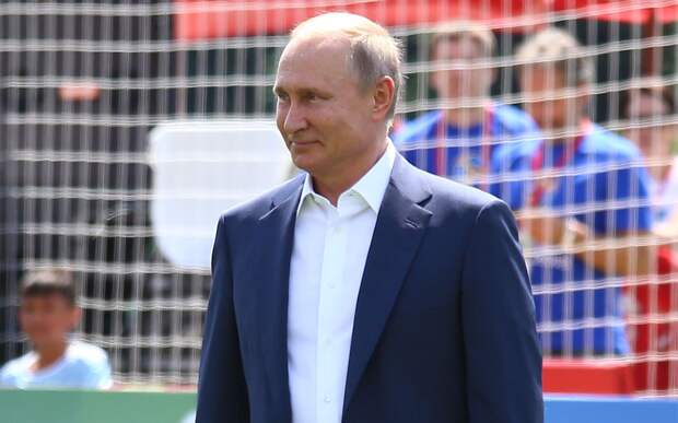 Назван человек, который повлиял на Путина в вопросе возвращения пива на стадионы