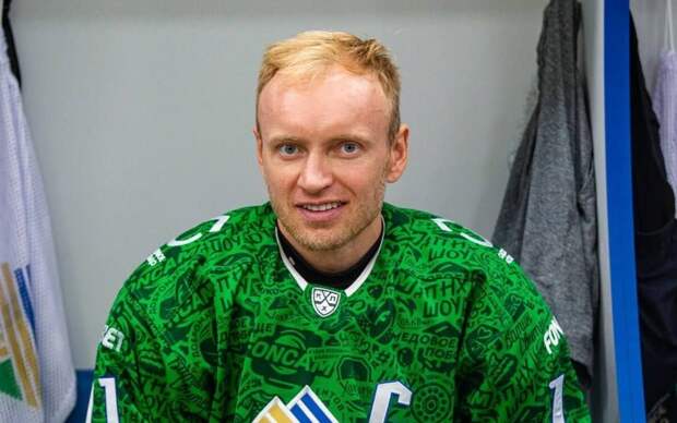 Панин подарил Киркорову джерси «Салавата» с номером 1 во время концерта на «Уфа-Арене»