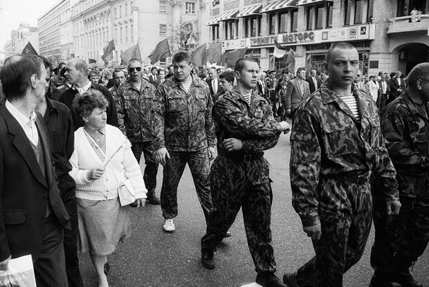 В новой России на 9 мая перестали проводить парады. Праздник Победы отмечали митингами оппозиционно настроенные силы, которые шли в том числе по Тверской улице. По словам Мухина, власть проиграла выборы в Думу в 1995 году, и у патриотов-консерваторов появился душевный подъем и надежда на реванш в будущем. 9 мая, Тверская улица. 1998 год