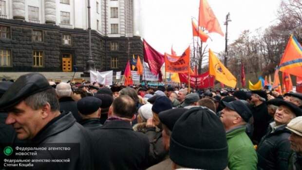 Чернобыльцы прошли маршем по Киеву под красными знаменами, разогнав правосеков