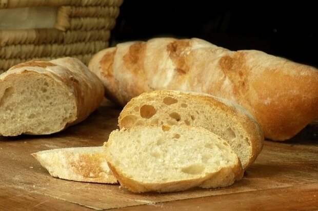 Несколько зачерствевших ломтиков хлеба, оставшихся от булки, могут стать основой для нового блюда.