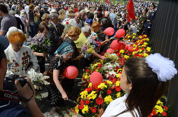 640px-2012._День_Победы_в_Донецке_228