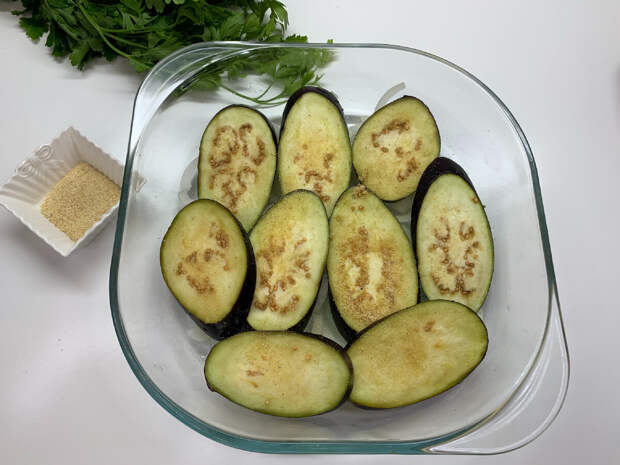 Сочные, очень вкусные, я бы даже сказала, самые вкусные баклажаны получаются по этому рецепту. Такое блюдо просто закуской не назовёшь. Это уже полноценное блюдо, к которому и гарнир не нужен!-4