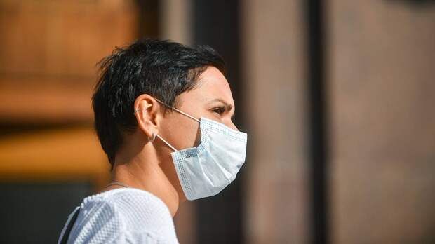 Иммунолог рассказал, кому снова следует надеть маски в общественных местах