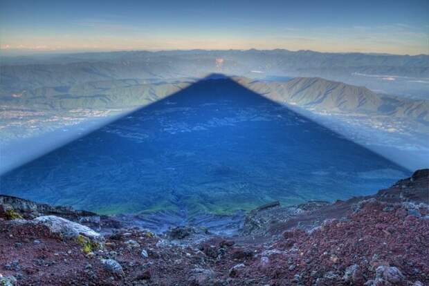 Огромная тень от горы Фудзияма природа, удивительно, фото