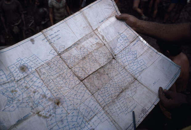 Карта пронумерованных участков в руках маркшейдера бразилия, золото, лихорадка, шахта
