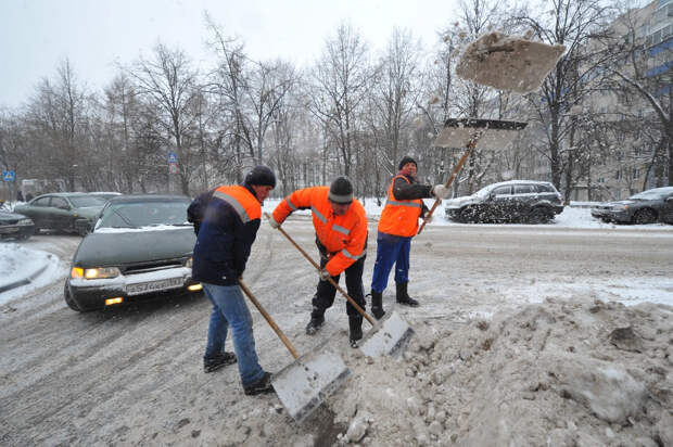 За уборку снега во дворах России поставили "двойку": Мигранты побросали лопаты и ушли в доставку