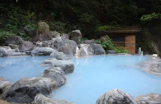 бассейн с голубой вулканической водой, Япония