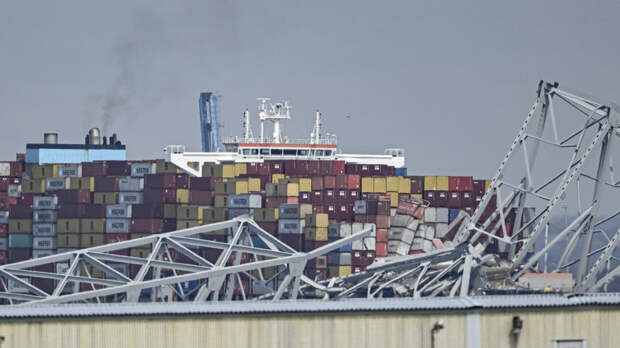 Губернатор: контейнеровоз, сломавший мост в США, получил повреждения