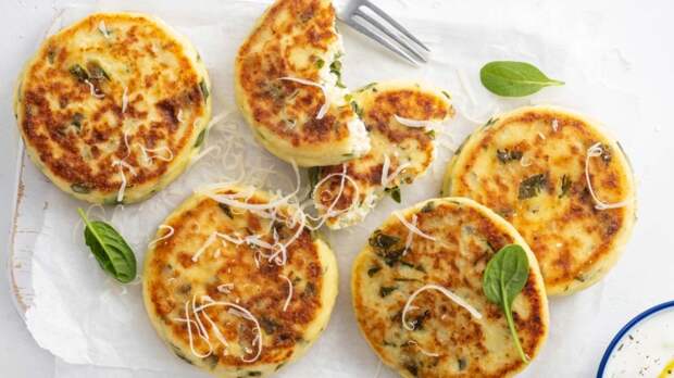 На завтрак делаю сырники со шпинатом и сыром: еще никто не отказался от добавки