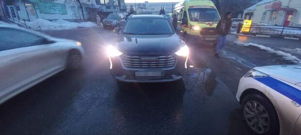 В Твери женщина нарушила правила дорожного движения и попала под колеса автомобиля