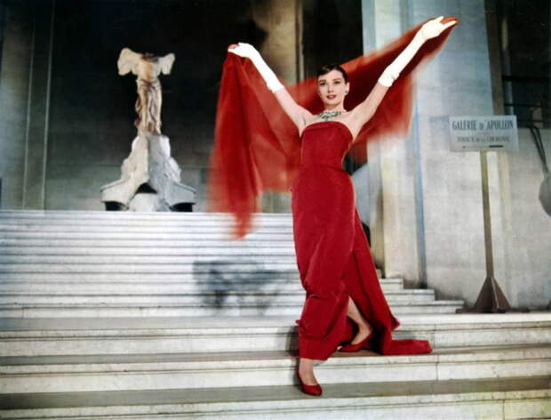 Одри Хепберн в красном платье с шалью: фотосессия в Лувре