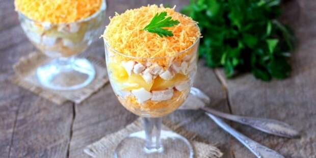 Слоёный салат с ананасом, курицей и сыром Слоёный салат с ананасом, курицей и сыром