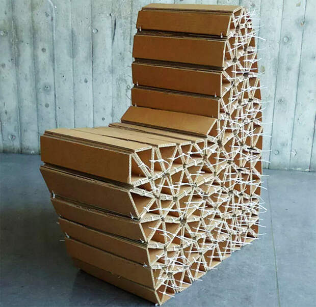 Этот оригинальный стул-кресло изготовлен из небольших треугольных элементов