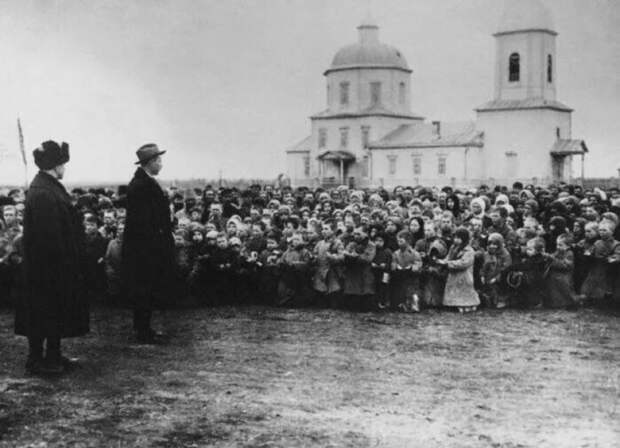 Почему русские крестьяне стоят на коленях перед американцами? История фотографии