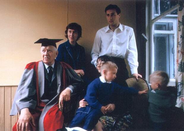 Корней Чуковский в мантии доктора литературы Оксфордского университета, с внуками. Переделкино, 1965 год. знаменитости, люди, фото