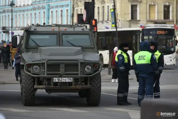Уборочная техника заняла центральные улицы Петербурга. У Гостиного двора исполняет полиция