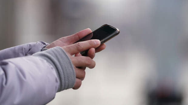 Власти Петербурга объяснили, почему на входе в метро просят включить телефон