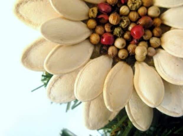 Идея праздничного декора из тыквенных семечек (7) (594x445, 108Kb)