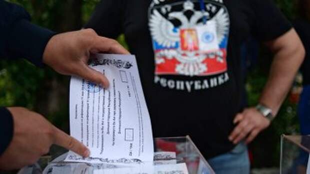 Житель Донбасса голосует на референдуме. Архивное фото