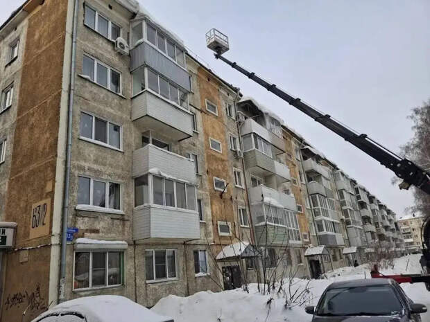 Из-за скопления снега обрушилась крыша в многоэтажке в Кузбассе