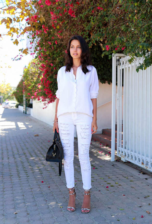 Белые джинсы и черная блузка