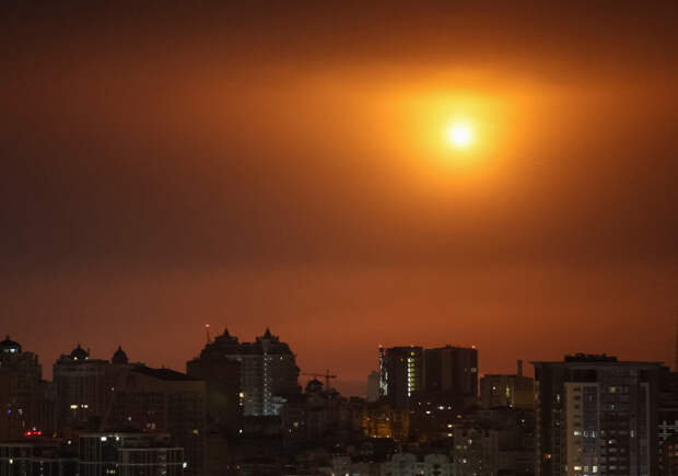 Вспышки во время ударов в Киеве сняли на видео