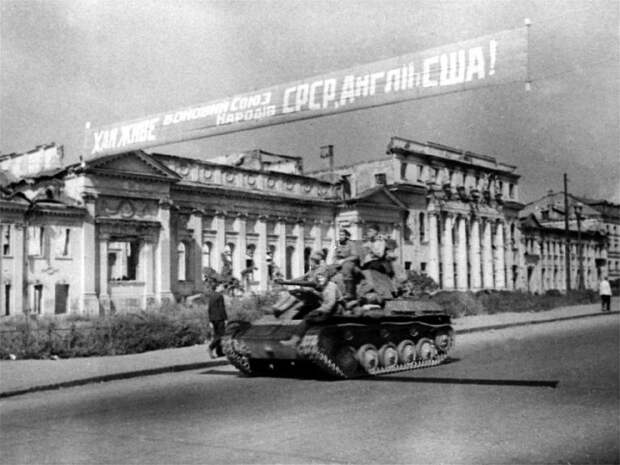 После поражения в Курской битве, немцы укрепились в Харькове и не отдавали его довольно долго, август 43-го года. Освобождение Харькова Велика Отечественная война, вов, война