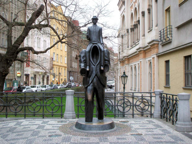 Памятник Кафке в Праге